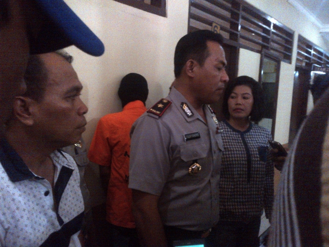 Kapolsek saat menjelaskan Kronologis pembunuhan Nala Ratih di Polsek Cipondoh