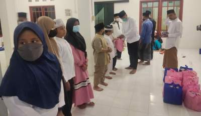 Julham Firdaus saat berikan santunan yatim di Masjid Alhidayah, Kampung Jati, Buaran.