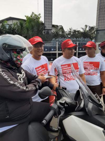 Rayakan Anti Korupsi, Jaksa Tigaraksa Bagikan Kaos ke Pengendara Bermotor