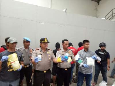 Kapolres Tangsel AKBP Fadly Widianto menunjukkan barang bukti tramadol dan eksimer hasil penggerebekan.
