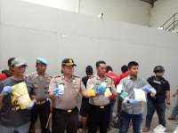 Kapolres Tangsel AKBP Fadly Widianto menunjukkan barang bukti tramadol dan eksimer hasil penggerebekan.