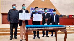 Walikota Airin dan Pimpinan DPRD Tangsel tandatangani Raperda Penyelenggaraan Pariwisata dan Raperda Pemakaman dan Pengabuan Jenazah di ruang Paripurna DPRD Tangsel.