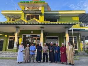 Kapolres Tanjung Balai Usai Sholat Jumat, Terima Curhatan Masyarakat