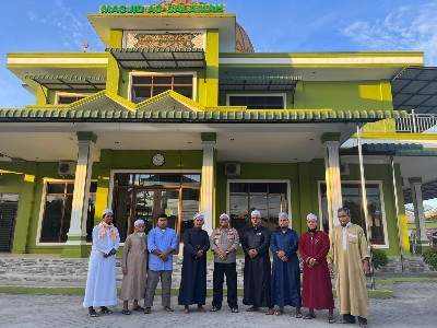 Kapolres Tanjung Balai Usai Sholat Jumat, Terima Curhatan Masyarakat