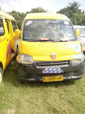 Angkot yang menabrak pengendara sepeda motor di Kronjo, Kabupaten Tangerang.