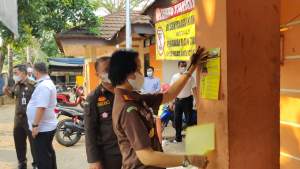 Kajari Cilegon Ely Kusumastuti saat mensosialisasikan sanksi Tipiring sekaligus menempelkan stiker bagi pelanggar PPKM Darurat, Rabu (7/7/2021).