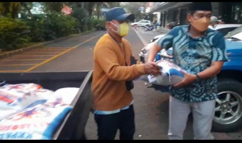 Ketua MPKT Karang Taruna Provinsi Banten Salurkan Bantuan Beras