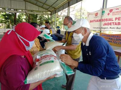 PIK II dan Yayasan Buddha Tzu Chi Bagikan Paket Sembako di Pantura Tangerang