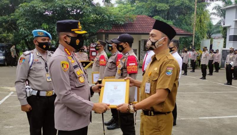 Bantu Polisi Menangkap Pelaku Penjambretan, Oding Dapat Penghargaan