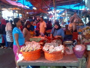 Para pembeli daging di Pasar Anyar membludak