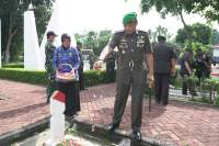 Peringati HUT Korem, Dandim 0510/Tigaraksa Tabur Bunga di TMP Seribu