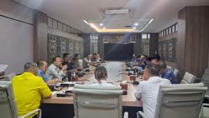 Sejumlah Anggota DPRD Tangsel menggelar rapat terkait polemik pool taksi Green SM di kawasan Ciater, Serpong.