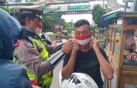 Lawan Masker Mahal Jurnalis dan Kreatif Bagi-bagi Masker Merah-Putih