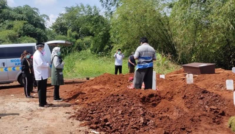 Kadis Pariwisata Tangsel "Dadang Sofyan" Dimakamkan di TPU Jombang