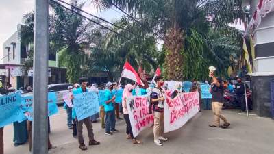 Puluhan Guru Dan Siswa SMAN 21, Gelar Aksi Di Depan Mapolresta Tangerang