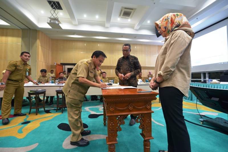 Wali Kota Tangsel menyaksikan penandatanganan pakta integritas SKPD.