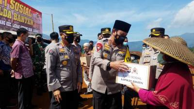 Kapolda Banten Bantu dan Tinjau Hunian Sementara Korban Bencana di Lebak