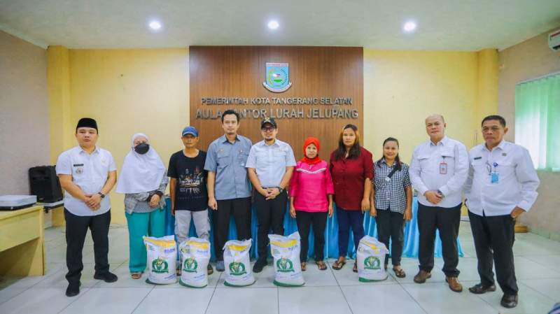 Ringankan Beban Masyarakat, Ben-Pilar Serahkan Bantuan Pangan