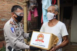 Satlantas Polresta Tangerang Door to Door Sosialisasikan Penggunaan Masker