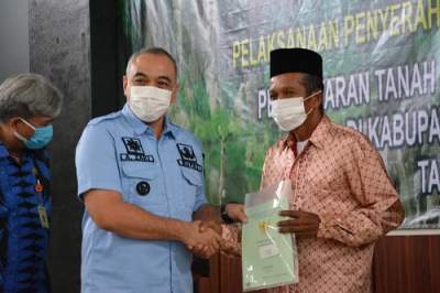 Bupati Serahkan 4900 Sertifikat Tanah Kepada Warga di 14 Kecamatan