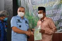 Bupati Serahkan 4900 Sertifikat Tanah Kepada Warga di 14 Kecamatan