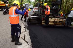 Uji coba aspal dari limbah plastik.