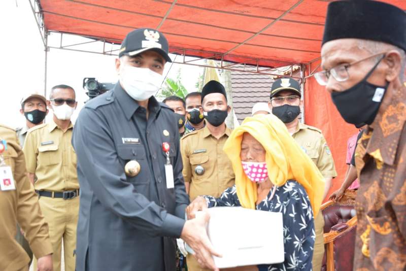 Zaki Tebar 3 Ribu Benih Ikan Nila dan 1 Ton Benih Lele di Kronjo