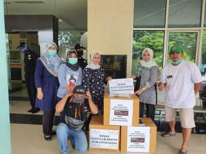 Komunitas Mobil Salurkan Peralatan Medis