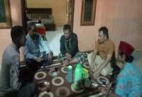 Dekatkan Diri Dengan Warga, Bhabinkamtibmas Polsek Mancak Cilegon Gelar Ngopi Bareng