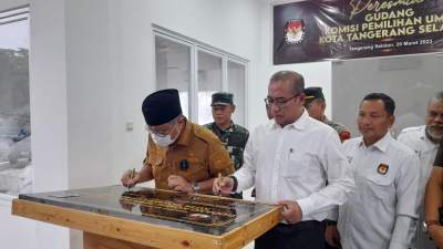 Walikota Tangsel Benyamin Davnie dan Ketua KPU RI Hasyim Asy'ari saat meresmikan gudang logistik KPU Tangsel.