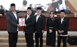 Walikota Tangsel Benyamin Davnie serahkan draft Raperda perubahan badan hukum PT PITS menjadi perusahaan Perseroan Daerah (Perseroda) kepada petinggi DPRD Kota Tangsel.
