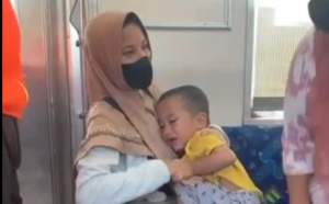 Seorang Penumpang Diturunakan Petugas dari KRL Lantaran Anaknya Tantrum