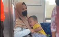 Seorang Penumpang Diturunakan Petugas dari KRL Lantaran Anaknya Tantrum