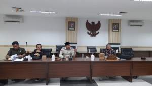 Rapat finalisasi Raperda Bangunan Gedung, nampak Ketua Pansus Bangunan Gedung, Muhamad Azis didampingi Anggota Pansus lainnya saat menggelar rapat di DPRD Kota Tangsel.