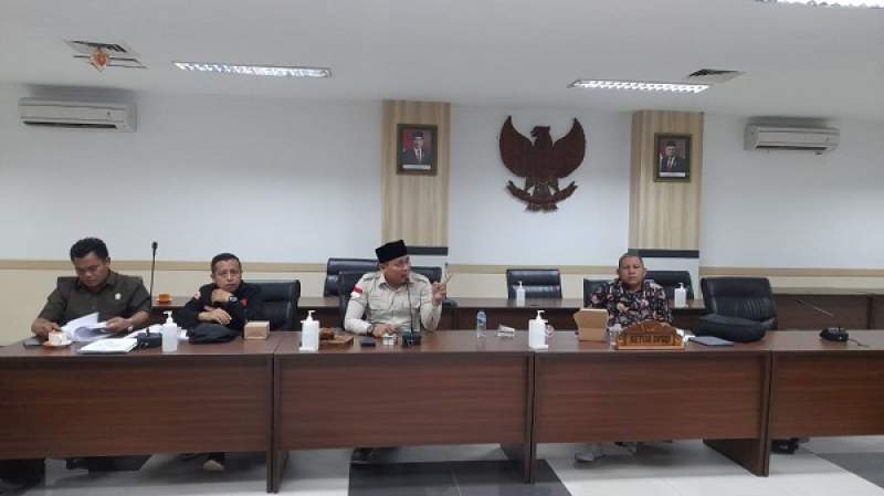 Rapat finalisasi Raperda Bangunan Gedung, nampak Ketua Pansus Bangunan Gedung, Muhamad Azis didampingi Anggota Pansus lainnya saat menggelar rapat di DPRD Kota Tangsel.