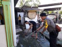 Kapolsek Ciwandan Pimpin Kerja Bakti di Masjid Nurul amal