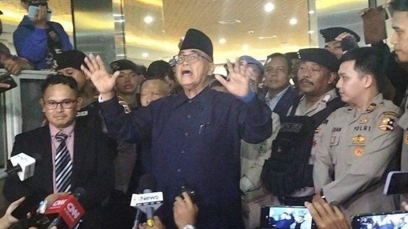 Panji Gumilang usai diperiksa terkait kasus dugaan penistaan agama di Bareskrim Polri, Jakarta, Senin (3/7/2023), lalu.