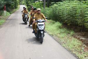 Bupati Serdang Bedagai, Darma Wijaya naik motor tinjau jalan yang baru dibangun