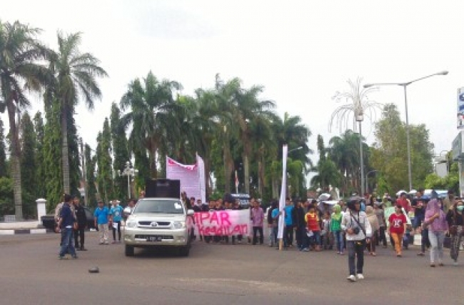 Warga Bantubantar Demo Pemkab Pandeglang