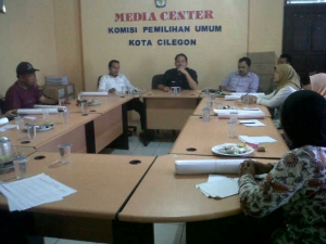 Belasan Relawan Demokrasi Ikuti Rakor di KPU Cilegon