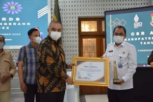 Perumdam TKR Raih Penghargaan CSR Awards Dari Bupati Tangerang