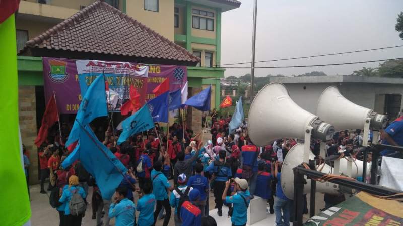 Tuntut Upah, Buruh Altar Kepung Disnaker