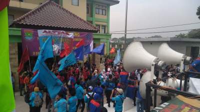 Tuntut Upah, Buruh Altar Kepung Disnaker