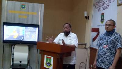 Walikota Cilegon, Edi Ariadi selaku Ketua Gugus Tugas Covid-19 Cilegon didampingi Juru Bicara, Aziz Setia Ade menggelar konferensi pers terkait refocusing anggaran saat di Kantor Walikota Cilegon, Jumat (17/4)