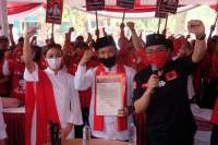 Pasangan calon walikota Tangsel, Muhamad-Rahayu Saraswati bersama Ketua DPC PDIP Tangsel, Wanto Sugito saat pengumuman rekom pasangan calon di Sekretariat PDIP Tangsel, Ruko Malibu, BSD Serpong.