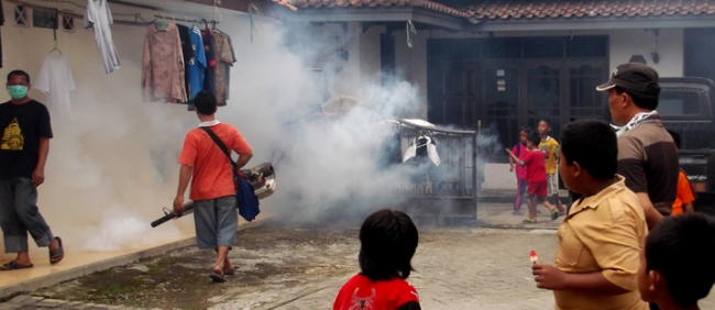 Petugas mengasapi lingkungan RT 02 - RW 03 Kebo Besar dalam pemberantasan sarang nyamuk