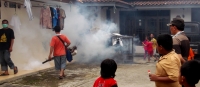 Petugas mengasapi lingkungan RT 02 - RW 03 Kebo Besar dalam pemberantasan sarang nyamuk
