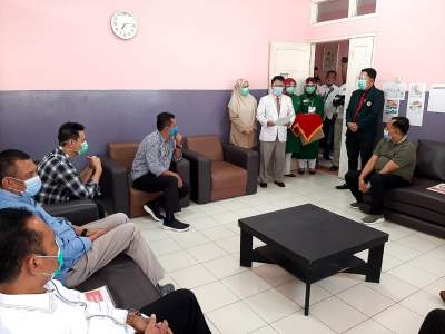 Empat Bapaslon saat akan melakukan swab di RSUD Cilegon, Senin (7/9/2020).