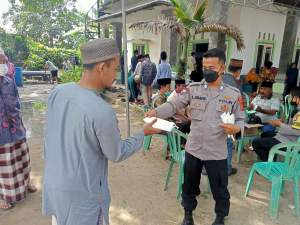 Perketat PPKM, Polsek Cikande Bagikan Masker di Perkampungan