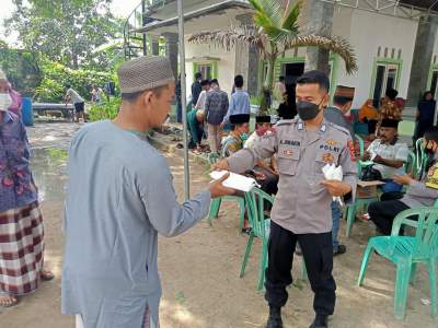 Perketat PPKM, Polsek Cikande Bagikan Masker di Perkampungan